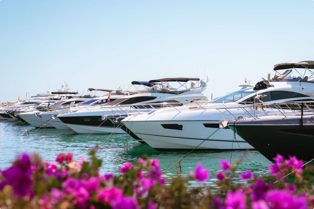 Yates atracados y colocados en fila.